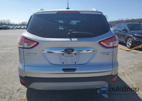 2016 Ford Escape Titanium z USA, uszkodzony, nr VIN 1FMCU9J9XGUB87572